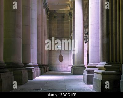 L'entrée du bâtiment historique de l'hôtel de ville de leeds du XIXe siècle illuminée la nuit Banque D'Images
