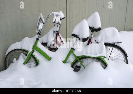 Deux vélos enneigés dans la cour Banque D'Images