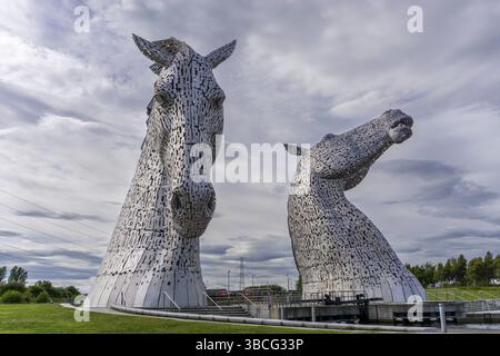 Falkirk, Royaume-Uni - 20 juin 2022 : les Kelpies à Falkirk sous un ciel couvert expressif Banque D'Images