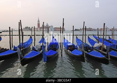 Gondoles à l'aube (Venise), aujourd'hui, la télécabine sert principalement aux touristes comme attraction typique de Venise. Les Vénitiens utilisent encore la gondole aujourd'hui pour Banque D'Images
