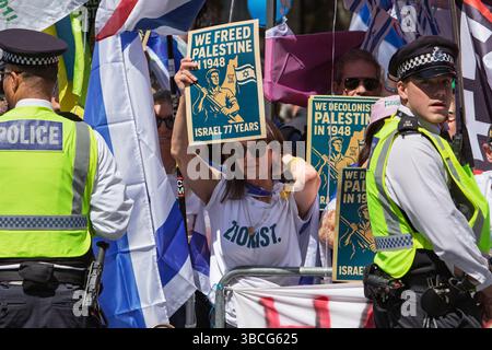 Les partisans juifs pro-israéliens brandissent des pancartes et le drapeau d'Israël sur les partisans pro-palestiniens pendant la Nakba du 77 mars. Londres, 17 mai 2025. Banque D'Images