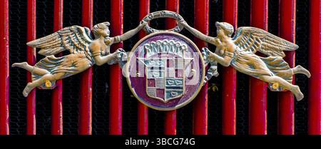 Suisse - 23 juin 2019 : gros plan du logo d'une Cadillac 1925 de sport de course bleue modèle 314 au Heidiland Classic car Meeting Banque D'Images