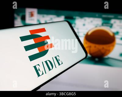 Allemagne. 24 avril 2025. Dans cette illustration photo, un smartphone avec le logo de Einkaufsbüro Deutscher Eisenhändler (EDE) est vu sur l'écran devant le site. (Photo timon Schneider/SOPA images/SIPA USA) *** strictement à des fins éditoriales *** crédit : SIPA USA/Alamy Live News Banque D'Images