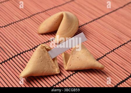 Fortune cookies sur un tapis bambou rouge Banque D'Images