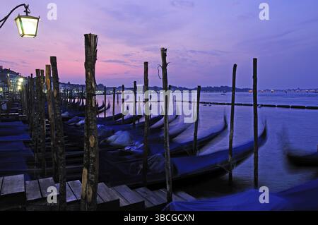 Gondoles à l'aube (Venise), aujourd'hui, la télécabine sert principalement aux touristes comme attraction typique de Venise. Les Vénitiens utilisent encore la gondole aujourd'hui pour Banque D'Images