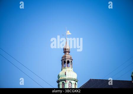 Une photographie architecturale en gros plan capturant la pointe ornée d'une tour historique à Copenhague, au Danemark. Banque D'Images