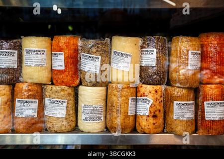 Intérieur d'un traiteur grec traditionnel avec une grande variété de fromages locaux soigneusement disposés sur une étagère Banque D'Images