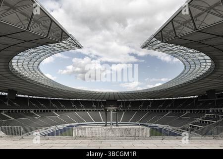 L'Olympiastadion est un stade sportif de l'Olympiapark Berlin à Berlin, en Allemagne. Il a été construit à l'origine par Werner March pour les Jeux olympiques d'été de 1936 Banque D'Images