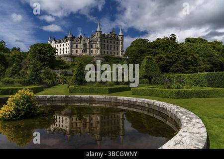 Golspie, Royaume-Uni - 25 juin 2022 : vue sur le château et les jardins de Dunrobin dans les Highlands écossais et reflet du château dans la fontaine Banque D'Images
