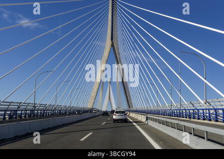 Cadix, Espagne - 16 janvier 2021 : trafic sur le pont Puente de la Constitucion de 1812 dans la baie de Cadix Banque D'Images