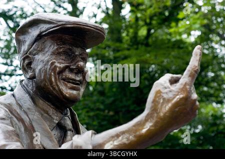 Dickie Bird lors du dévoilement de sa statue (par le sculpteur Graham Ibbeson), qui se dresse à côté du jardin St Mary à Barnsley - 30 juin 2009 Banque D'Images