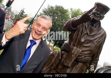 Dickie Bird lors du dévoilement de sa statue (par le sculpteur Graham Ibbeson), qui se dresse à côté du jardin St Mary à Barnsley - 30 juin 2009 Banque D'Images