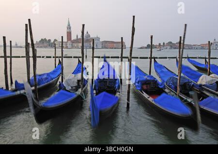 Gondoles à l'aube (Venise), aujourd'hui, la télécabine sert principalement aux touristes comme attraction typique de Venise. Les Vénitiens utilisent encore la gondole aujourd'hui pour Banque D'Images