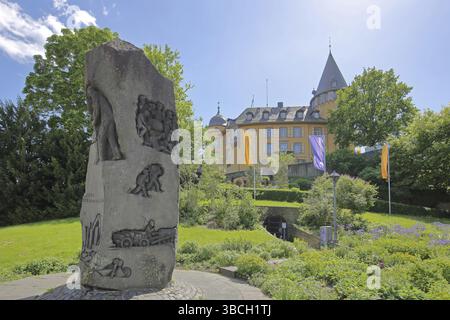 Porte-pierre de sculpture et château Genoveva construit en 1280 avec drapeaux et jardin, monument, musée de l'Eifel, sculpture en pierre, art moderne, Mayen, Vulkaneife Banque D'Images