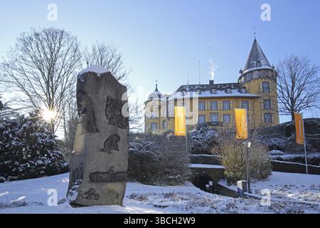 Château de Genoveva construit 13ème siècle rétro-éclairé en hiver avec support de pierre de sculpture, rayons de soleil, drapeaux Eifelmuseum, monument, neige, Mayen, Vulkaneifel, EIF Banque D'Images