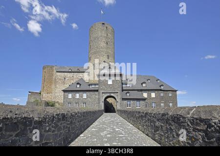 Château de Genoveva construit en 1280 avec tour Golo et pont à l'entrée, monument, musée de l'Eifel, château de Genoveva, Mayen, Vulkaneifel, Eifel, Rhinelan Banque D'Images