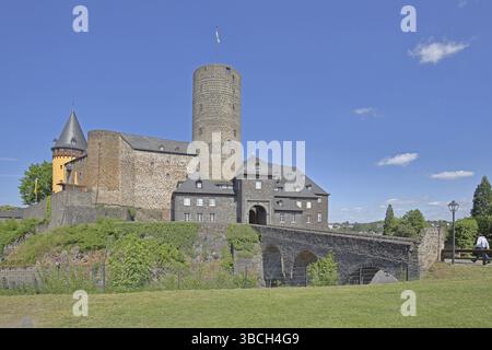 Château de Genoveva construit en 1280 avec tour Golo et pont en arc de pierre, point de repère, musée de l'Eifel, Mayen, Vulkaneifel, Eifel, Rhénanie-Palatinat, Allemagne Banque D'Images