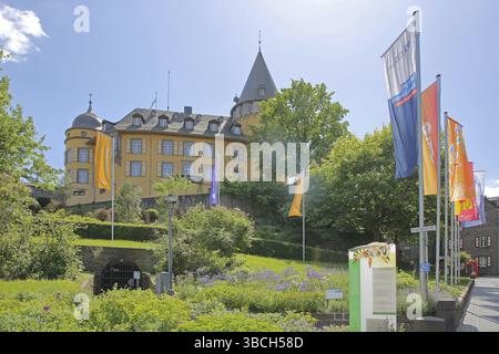 Château de Genoveva construit en 1280 avec drapeaux et jardin, monument, musée de l'Eifel, Mayen, Vulkaneifel, Eifel, Rhénanie-Palatinat, Allemagne, Europe Banque D'Images