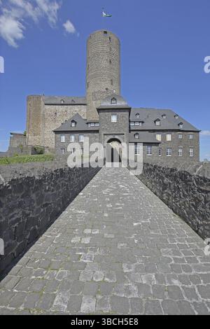Château de Genoveva construit en 1280 avec tour Golo et pont à l'entrée, monument, musée de l'Eifel, château de Genoveva, Mayen, Vulkaneifel, Eifel, Rhinelan Banque D'Images