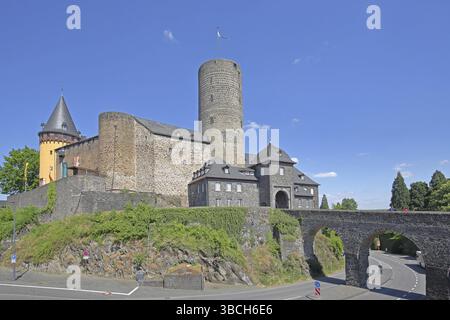 Château de Genoveva construit en 1280 avec tour Golo et pont en arc de pierre, point de repère, musée de l'Eifel, Mayen, Vulkaneifel, Eifel, Rhénanie-Palatinat, Allemagne Banque D'Images