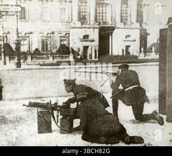 Les troupes spartacistes manquent une mitrailleuse pendant le soulèvement spartaciste. Le soulèvement spartaciste était un soulèvement armé à Berlin du 5 au 12 janvier 1919. Il s’agissait avant tout d’une lutte de pouvoir entre les partisans du gouvernement provisoire qui favorisait une social-démocratie, et ceux du Parti communiste allemand (KPD) dirigé par Karl Liebknecht et Rosa Luxemburg, qui voulaient mettre en place une république soviétique similaire aux bolcheviks de Russie. Banque D'Images