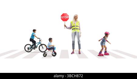 Enfants chevauchant dans une rue et femme tenant un panneau d'arrêt de la circulation, concept de sécurité routière isolé sur fond blanc Banque D'Images