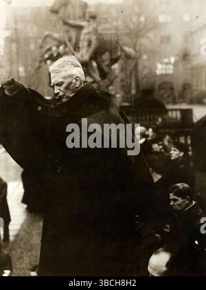 Georg Ledebour, l'un des dirigeants de Spartacus, prononçant un discours à Berlin. Le soulèvement spartaciste était un soulèvement armé à Berlin du 5 au 12 janvier 1919. Il s’agissait avant tout d’une lutte de pouvoir entre les partisans du gouvernement provisoire qui favorisait une social-démocratie, et ceux du Parti communiste allemand (KPD) dirigé par Karl Liebknecht et Rosa Luxemburg, qui voulaient mettre en place une république soviétique similaire aux bolcheviks de Russie. Banque D'Images