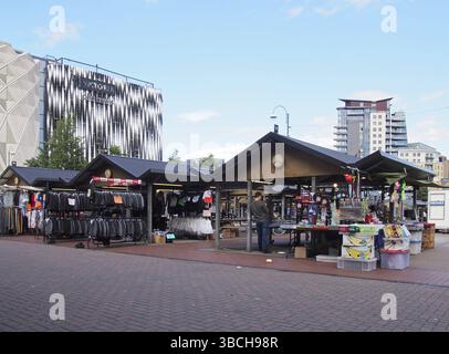 Leeds, West yorkshire, Royaume-uni, 16 juillet 2019 : marché en plein air de leeds avec des gens faisant des achats dans des étals traditionnels vendant des vêtements et de la nourriture à Fron Banque D'Images
