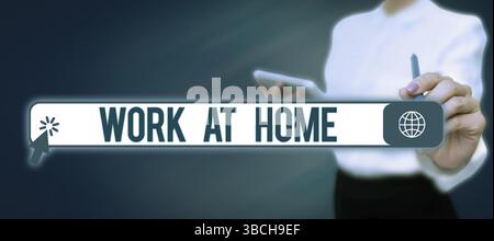 Légende du texte Présentation du travail à la maison, Présentation du travail freelance travail à la maison technologie pratique Lady en costume tenant un stylo symbolisant Banque D'Images