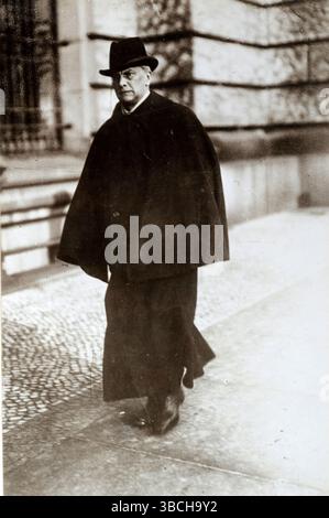 Georg Ledebour, l'un des principaux dirigeants de la ligue hteSpartacus, et le principal leader après la mort de Karl Liebknecht et osa Luxemburg. Le soulèvement spartaciste était un soulèvement armé à Berlin du 5 au 12 janvier 1919. Il s’agissait avant tout d’une lutte de pouvoir entre les partisans du gouvernement provisoire qui favorisait une social-démocratie, et ceux du Parti communiste allemand (KPD) dirigé par Karl Liebknecht et Rosa Luxemburg, qui voulaient mettre en place une république soviétique similaire aux bolcheviks de Russie. Banque D'Images