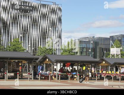 Leeds, West yorkshire, Royaume-uni, 16 juillet 2019 : marché en plein air de leeds avec des gens faisant des achats dans des étals traditionnels vendant des vêtements et de la nourriture à Fron Banque D'Images