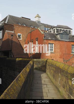 Vue le long des remparts historiques de la ville à Chester avec les bâtiments du centre-ville près d'eastgate Banque D'Images