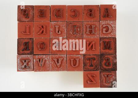 Tampons en caoutchouc de lettres de l'alphabet latin sur un fond neutre Banque D'Images