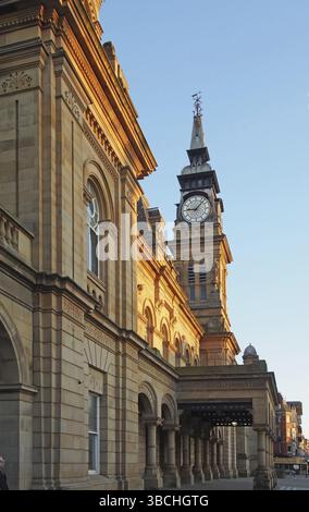 Une vue latérale de la façade et de la tour de l'horloge du bâtiment historique victorien atkinson à southport merseyside contre un ciel bleu d'été Banque D'Images
