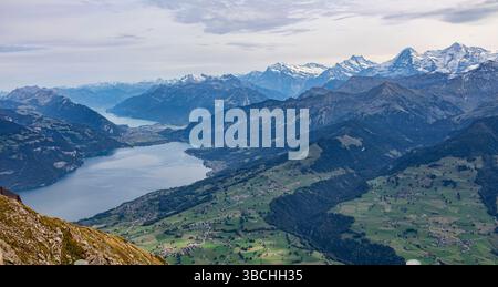 lacs thoune et brienz depuis le sommet du mont niesen avec le morgenberghorn au milieu et l'eiger et schreckhorn au-delà sur la droite Banque D'Images
