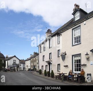 Cartmel, cumbria, Royaume-uni, 16 septembre 2021 : les gens devant l'hôtel prieuré et marchant dans la rue près de la place du village et magasinant en voiture Banque D'Images