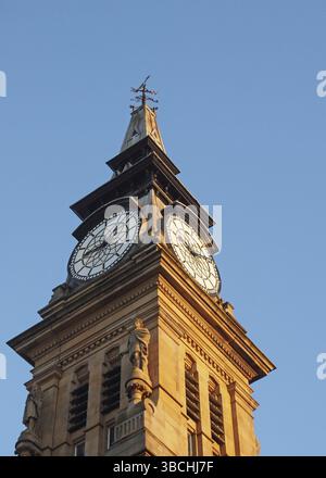 La tour de l'horloge du bâtiment historique victorien atkinson à southport merseyside, dans un ciel bleu d'été Banque D'Images