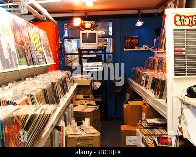 Intérieur de magasin de disques vintage avec décor rétro à Brooklyn Banque D'Images