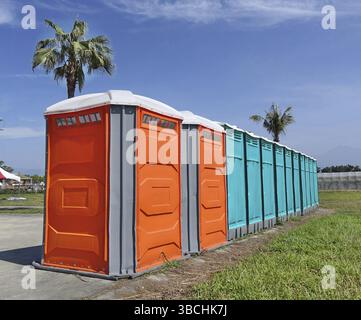 Une rangée de toilettes portables mis en place lors d'un événement public Banque D'Images