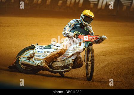 WARSZAWA, POLOGNE – 17 MAI 2025 : Orlen Oil FIM Speedway Grand Prix de Pologne à PGE Narodowy 2025. En photo Anders Thomsen (105, Danemark). Banque D'Images