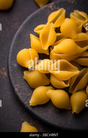 Pâtes crues en forme de coquilles Banque D'Images