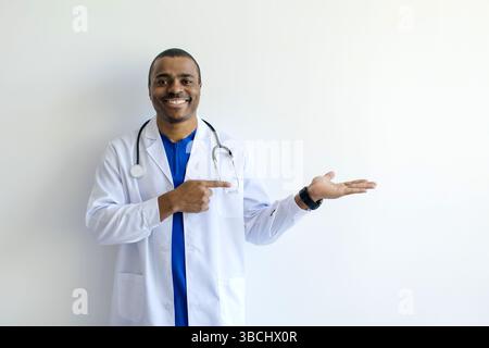 Publicité médicale. Beau docteur noir pointant sa paume vide Banque D'Images
