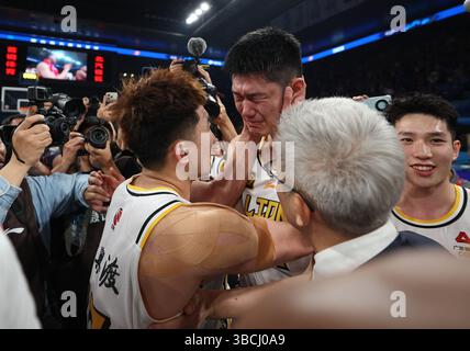 Pékin, Chine. 20 mai 2025. Sun Minghui (G) des Lions du Zhejiang célèbre avec son coéquipier Hu Jinqiu après avoir remporté le titre de champion de la saison 2024-2025 de la ligue de l'Association chinoise de basket-ball (CBA) à Pékin, capitale de la Chine, le 20 mai 2025. Crédit : Wang Kaiyan/Xinhua/Alamy Live News Banque D'Images