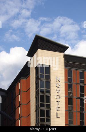 Leeds, West yorkshire, Royaume-uni, 25 août 2021 : logo et bannière à l'angle d'un hôtel novotel inn sur whitehall Road à leeds Banque D'Images