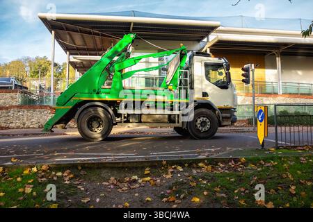 Un camion à benne basculante circulant le long de Hythe High Street dans le Kent Banque D'Images