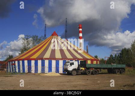Tente de cirque rayée, blanc, rouge, bleu, jaune Banque D'Images