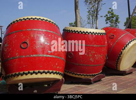 Arge traditionnels tambours chinois avec poignées en laiton et noir punaises Banque D'Images