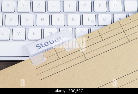 La photo montre un clavier blanc avec une mallette fiscale Banque D'Images