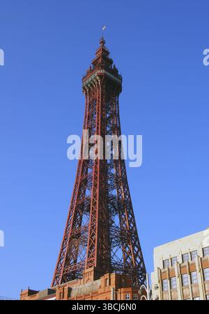 Vue verticale de la tour de Blackpool en plein soleil contre un ciel bleu vif d'été Banque D'Images
