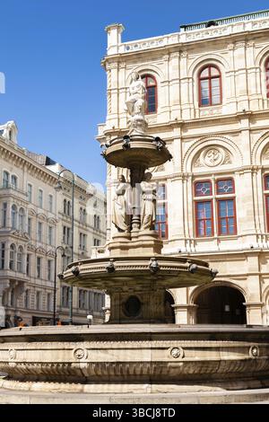 Vue de sculpture à la fontaine en pierre devant l'Opéra d'État de Vienne, Autriche, Europe Banque D'Images